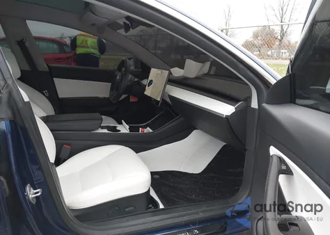 2019 Tesla Model 3 Long Range/Performance z USA, uszkodzony, nr VIN 5YJ3E1EB7KF195047